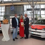VW up Übergabe an glückliche Gewinner