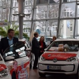 VW up Übergabe an glückliche Gewinner