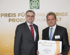 Im Rahmen einer feierlichen Preisverleihung in Fulda überreichte DLG-Vizepräsident Dr. Diedrich Harms (links) die Urkunde an Dirk Einert.